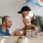 Rodzice z niemowlakiem świętują w domu wśród prezentów